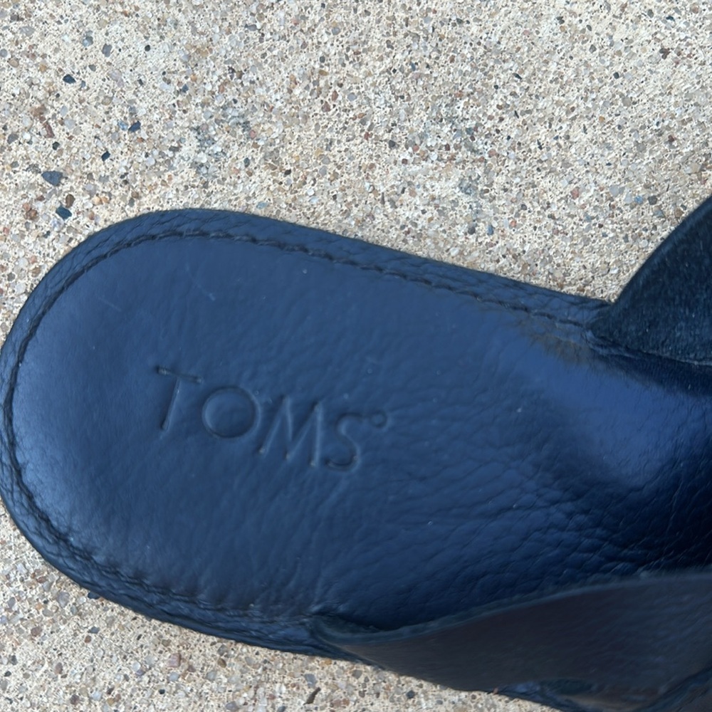 TOMS Black Leather Toe Loop Slide Sandals Sz. 9 - Picture 5 of 8